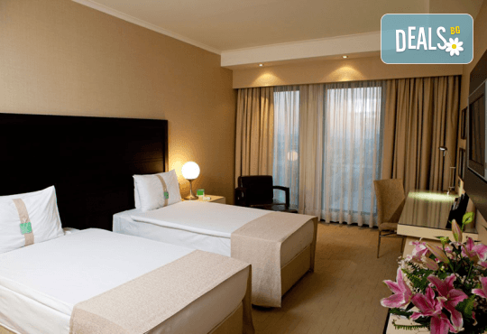 Нова Година 2020 в Истанбул, Хотел Holiday INN 5*, с Дари Травел! 3 нощувки със закуски, 2 вечери, по желание Новогодишна вечеря на корабче по Босфора и транспорт - Снимка 4
